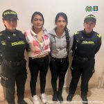 en la imagen se pueden ver a las dos capturadas en medios de dos agentes mujeres de policia