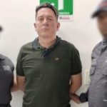 En la imagen aparece una persona detenida entre dos uniformados del CTI.