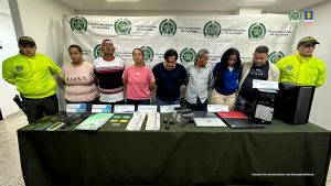 uniformados de la Policía nacional custodian a los hoy procesados, quienes fueron capturados en diligencias realizadas en Barranquilla.