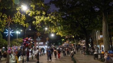 La Plaza Botero y el Museo de Antioquia brillan con los Alumbrados Navideños