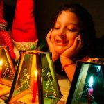 Los faroles navideños : la tradición que ilumina la Noche de las Velitas en Barranquilla