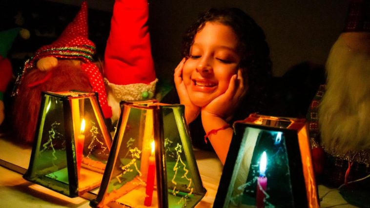 Los faroles navideños : la tradición que ilumina la Noche de las Velitas en Barranquilla