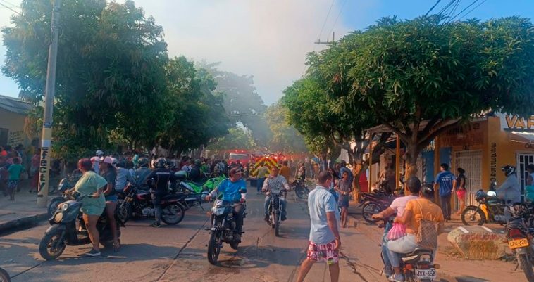 Pérdida total dejó incendio en negocio de decoraciones