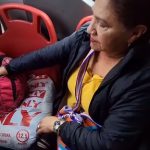 Polémica por mujer que ocupó silla de TransMilenio con maletas y no le cedió el puesto a una joven embarazada En el video quedó registrado cómo una mujer se negó a ceder su asiento a una joven embarazada, ya que no quería mover sus maletas ni paquetes.