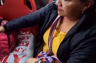 Polémica por mujer que ocupó silla de TransMilenio con maletas y no le cedió el puesto a una joven embarazada En el video quedó registrado cómo una mujer se negó a ceder su asiento a una joven embarazada, ya que no quería mover sus maletas ni paquetes.