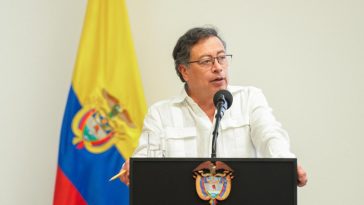 Presidente Petro condecora exmagistrados de la Corte Suprema durante gobierno Uribe