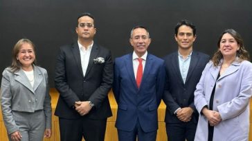 Jairo Aguilar Deluque con el equipo de Ecopetrol