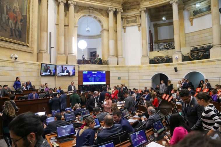 Se hundió la reforma política del Gobierno Petro en el Senado Aunque las sesiones ordinarias concluyeron, el Congreso continuará trabajando esta semana en sesiones extraordinarias para debatir otros proyectos como es la reforma a la salud.