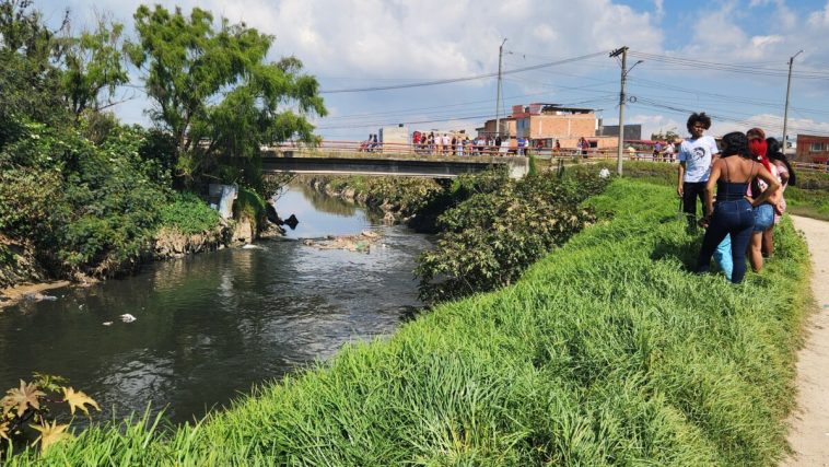 ÚLTIMA HORA: Encuentran cuerpo de un hombre flotando en el río Tunjuelito Un vecino se percató del cuerpo y dio aviso a las autoridades.