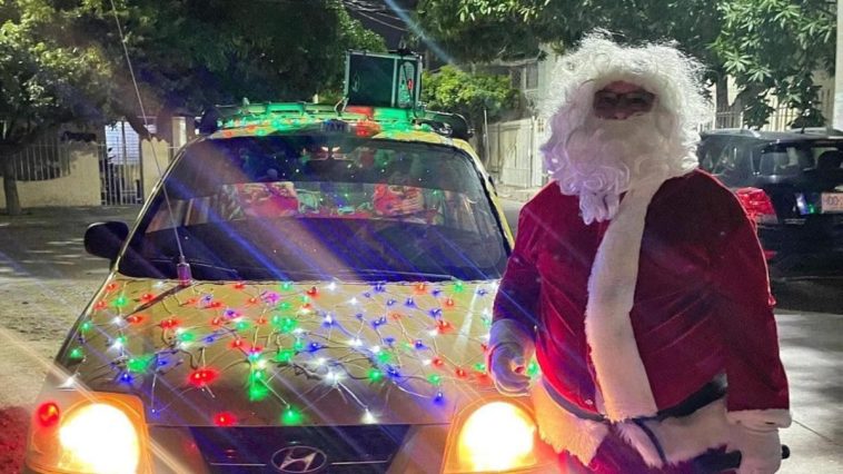 Un Papá Noel en taxi que alegra las calles de Santa Marta en estas fiestas de Navidad