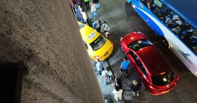 Un taxi se estrelló contra un almacén en la carrera 20 de Manizales