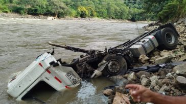 Un tractocamión cayó al río Cauca en la vía Manizales – Medellín