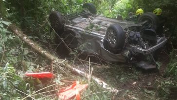 Un vehículo rodó por una ladera en la vía Manizales – Bogotá