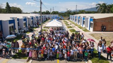 ¡El Mejor Regalo de Navidad! 59 familias recibieron las llaves del proyecto Villa Valeria por parte de la Alcaldía de Aguazul