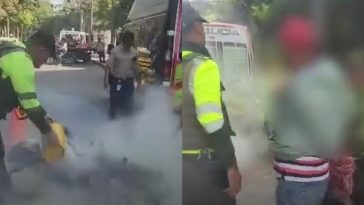 ¡Insólito! Hombre incendia su moto en protesta durante retén policial