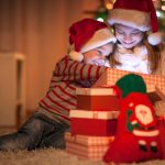 ¿Por qué los niños en Estados Unidos reciben los regalos el 25 de diciembre en la mañana? En Estados Unidos, los regalos navideños se abren la mañana del 25 de diciembre, siguiendo una tradición marcada por la figura de Santa Claus.