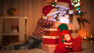 ¿Por qué los niños en Estados Unidos reciben los regalos el 25 de diciembre en la mañana? En Estados Unidos, los regalos navideños se abren la mañana del 25 de diciembre, siguiendo una tradición marcada por la figura de Santa Claus.