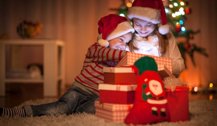 ¿Por qué los niños en Estados Unidos reciben los regalos el 25 de diciembre en la mañana? En Estados Unidos, los regalos navideños se abren la mañana del 25 de diciembre, siguiendo una tradición marcada por la figura de Santa Claus.