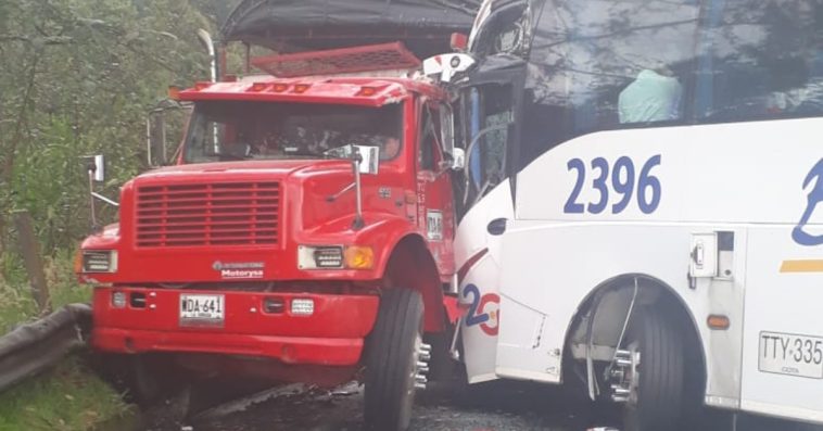 11 lesionados dejó choque de bus y camión en la vía Manizales – Bogotá