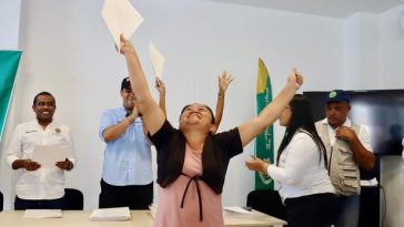 Feliz se encontraba esta beneficiada, que no lo podía creer que el gobernador de La Guajira, Jairo Aguilar Deluque le entregara sus escrituras de su vivienda, una espera que duró 16 años.