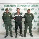 En la imagen aparece un hombre de sudadera negra entre dos uniformados de la Policía Nacional. 