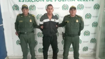 En la imagen aparece un hombre de sudadera negra entre dos uniformados de la Policía Nacional. 