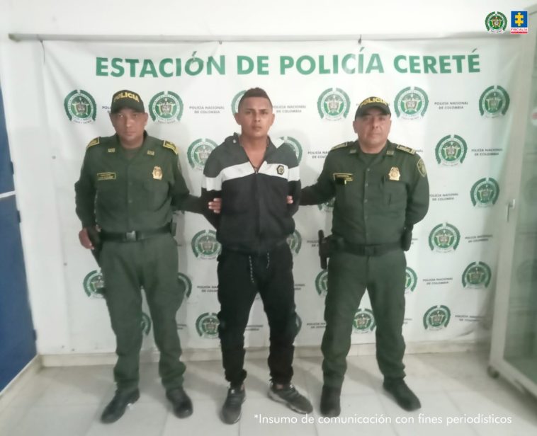 En la imagen aparece un hombre de sudadera negra entre dos uniformados de la Policía Nacional. 