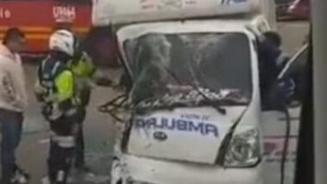 Accidente entre un bus de TransMilenio y una ambulancia en el portal 80 deja varias personas heridas