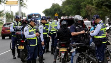 Agente de tránsito fue arrastrado por una moto y tuvo que ser ingresado a urgencias en Pance, en el sur de Cali