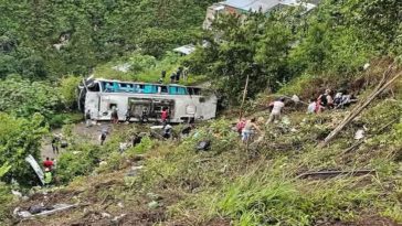 Atención: bus de servicio público cayó por un abismo en la vía Pasto - Ipiales y dejó varios heridos; así quedó el vehículo