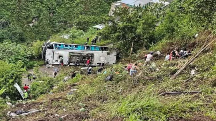 Atención: bus de servicio público cayó por un abismo en la vía Pasto - Ipiales y dejó varios heridos; así quedó el vehículo