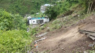 Aumenta a 13 el número de víctimas fatales en accidente de bus en Nariño Videos muestran cómo terminó el bus de turismo tras caer por un abismo de aproximadamente 50 metros. Esto es lo que se sabe sobre las víctimas mortales y los heridos.