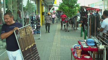 Banda de muejeres roba en boutique del centro de la ciudad