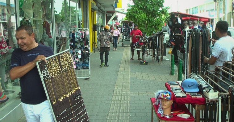 Banda de muejeres roba en boutique del centro de la ciudad