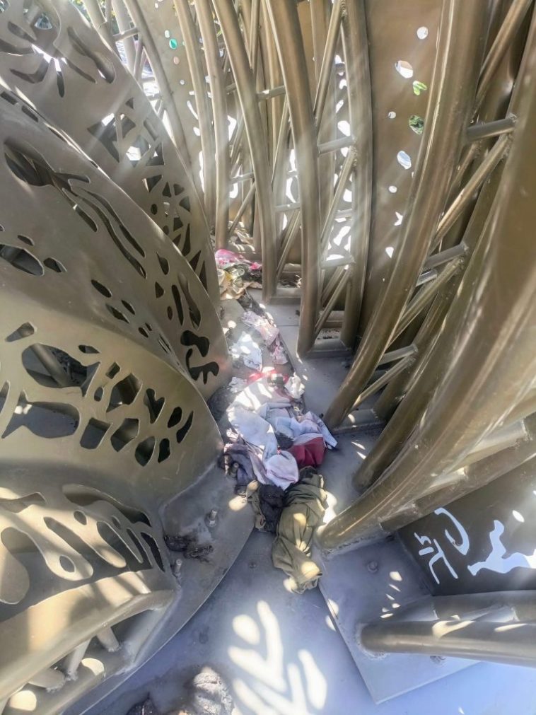 Bolsas de caca y olor a orina en la escultura de la Perla de América