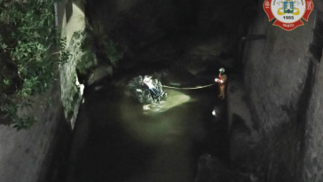 Bomberos rescatan a hombre tras caer al río Pasto; se encontraba en situación de calle y mostró resistencia