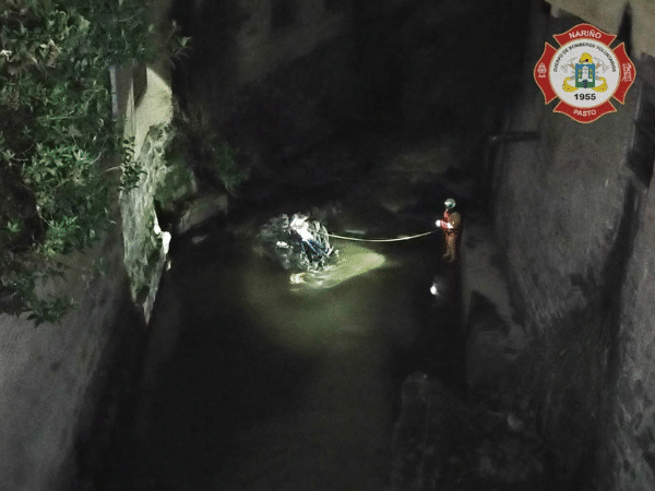 Bomberos rescatan a hombre tras caer al río Pasto; se encontraba en situación de calle y mostró resistencia