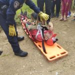 Bomberos rescataron a un hombre que cayó a un abismo mientras intentaba salvar a su perrita Un hombre cayó a un abismo en Fusagasugá mientras intentaba rescatar a su perrita. Así lograron rescatarlo.