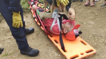 Bomberos rescataron a un hombre que cayó a un abismo mientras intentaba salvar a su perrita Un hombre cayó a un abismo en Fusagasugá mientras intentaba rescatar a su perrita. Así lograron rescatarlo.