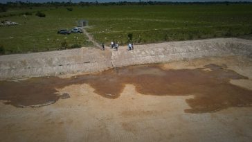 Brota agua en zonas críticas por sequía: esperanza de vida para animales en riesgo