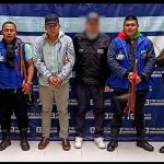 En la fotografía aparece el capturado junto a un servidor del CTI, dos integrantes de la guardia indígena y dos uniformados de la Policía Nacional. En la parte superior está un banner de la Fiscalía General de la Nación. 