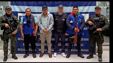 En la fotografía aparece el capturado junto a un servidor del CTI, dos integrantes de la guardia indígena y dos uniformados de la Policía Nacional. En la parte superior está un banner de la Fiscalía General de la Nación. 