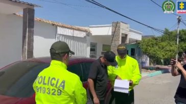 Capturan a exintegrante de la Policía Nacional solicitado en extradición por narcotráfico Las autoridades capturaron a Jhonathan David Ustaris Cantillo, alias 'La Mona', exintegrante de la Policía Nacional, quien es solicitado en extradición.