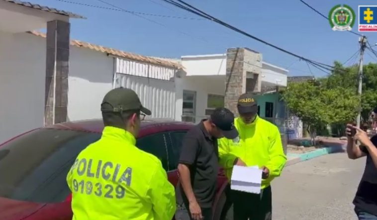 Capturan a exintegrante de la Policía Nacional solicitado en extradición por narcotráfico Las autoridades capturaron a Jhonathan David Ustaris Cantillo, alias 'La Mona', exintegrante de la Policía Nacional, quien es solicitado en extradición.