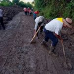 Comunidad de Roma Chávez participa en minga para recuperar vía afectada por deslizamientos