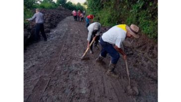 Comunidad de Roma Chávez participa en minga para recuperar vía afectada por deslizamientos