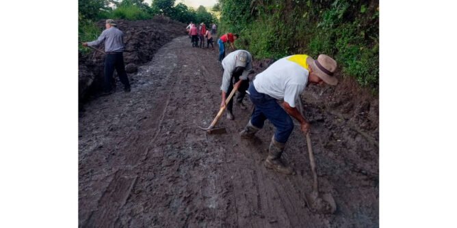 Comunidad de Roma Chávez participa en minga para recuperar vía afectada por deslizamientos