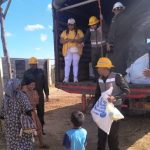 Las comunidades wayuu recibiendo las ayudas humanitarias.