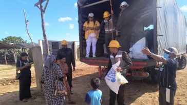 Las comunidades wayuu recibiendo las ayudas humanitarias.