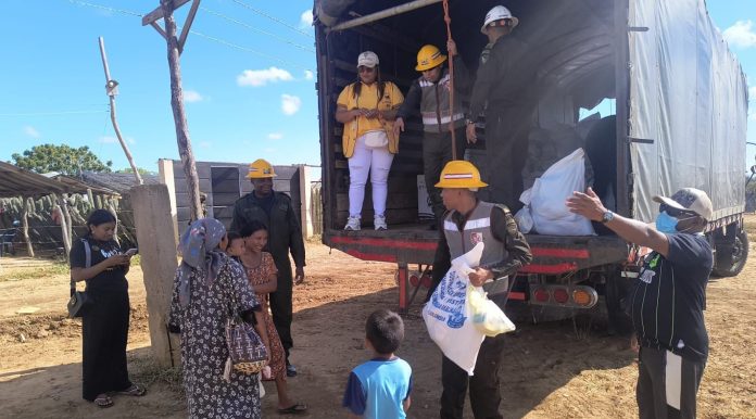 Las comunidades wayuu recibiendo las ayudas humanitarias.